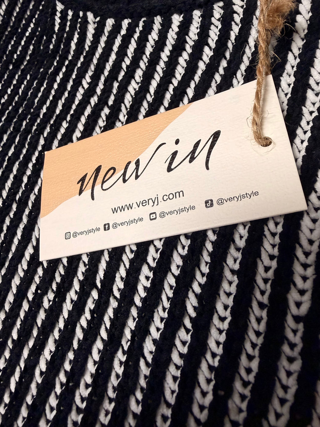 Two-Tone Ribbed Cropped Sweater